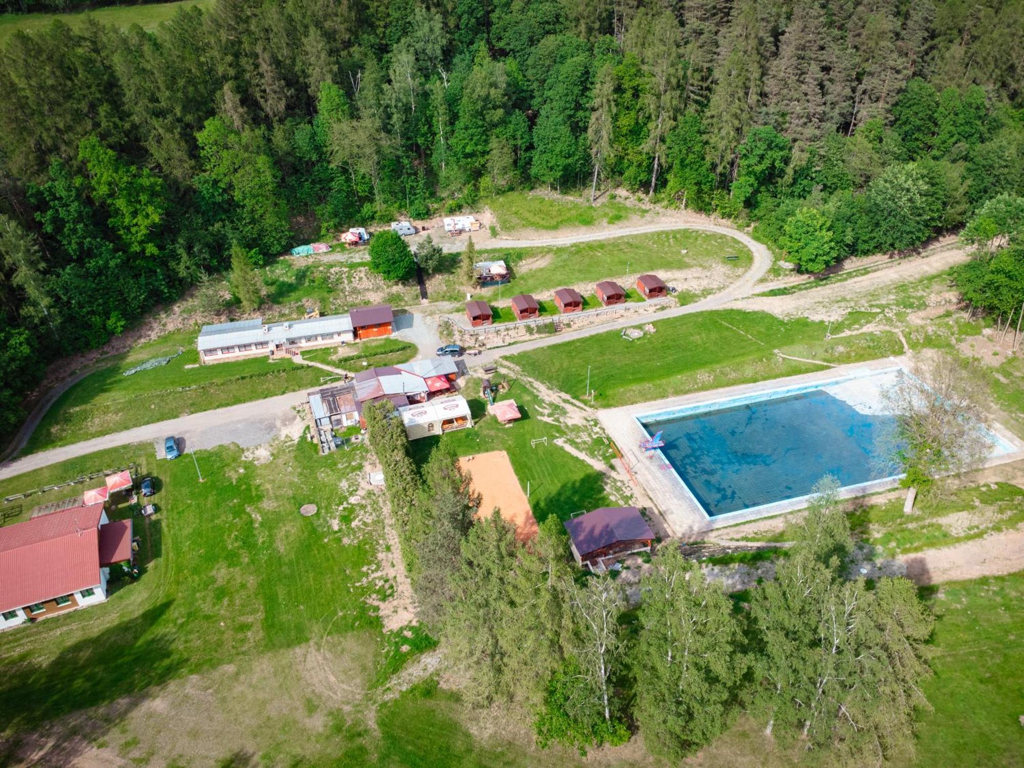 Karavan 1 V Arealu Koupaliste V Orlickych Horach * Bystre (Hradec Kralove)
